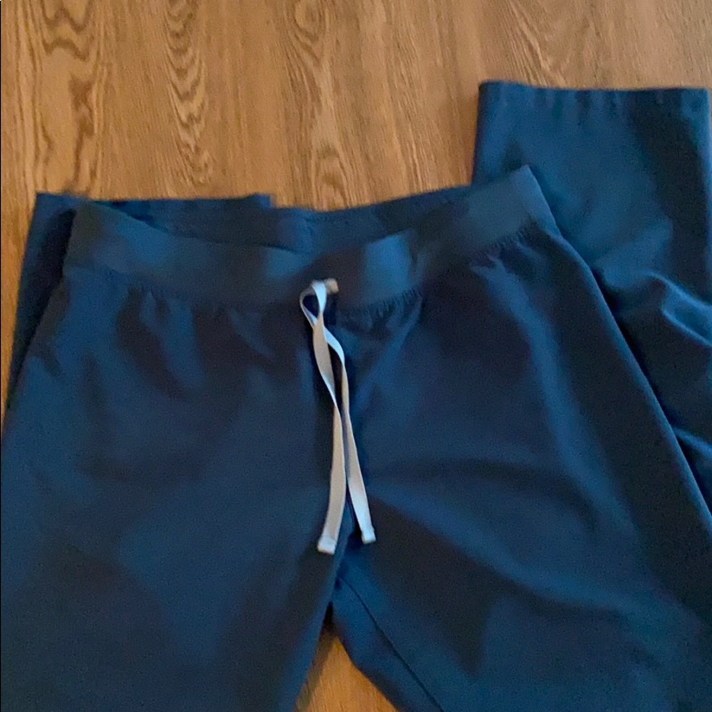 Green/teal figs scrub bottom